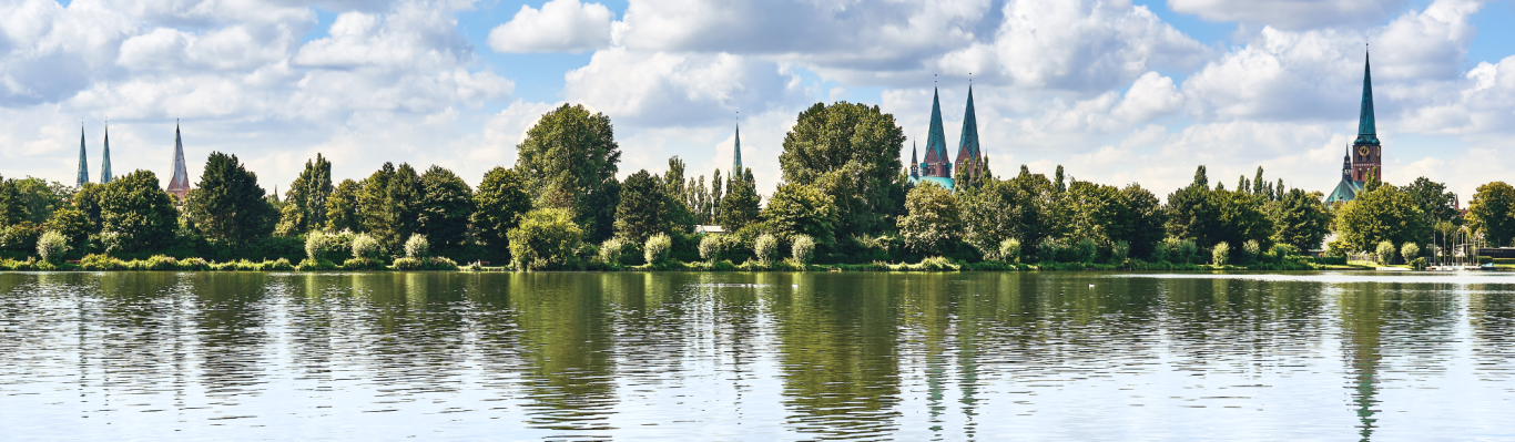 Panorama Lübecker Altstadt, davor der Fluss Wakenitz