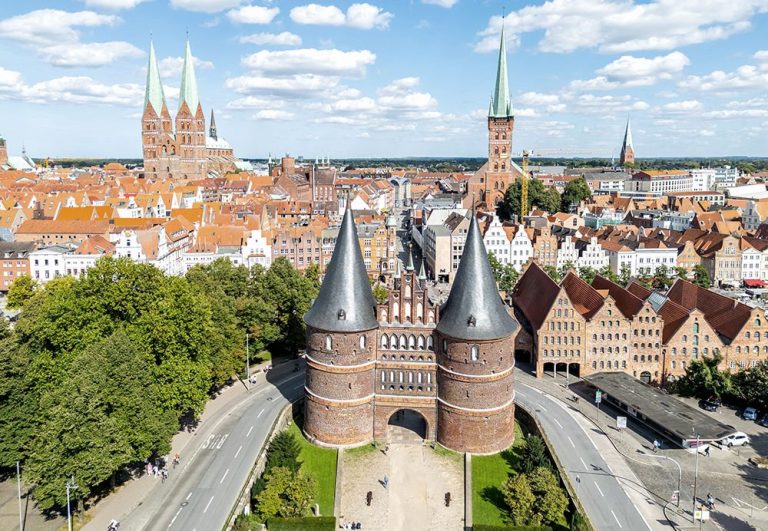 Ausflugsschiff fährt davon